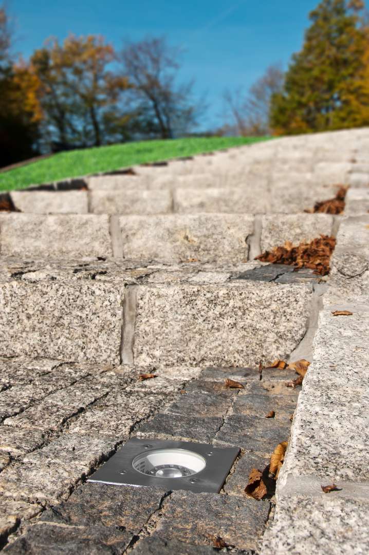 Oprawa Rena wpuszczana w podłoże o klasie szczelności IP68, wykonana ze stali nierdzewnej