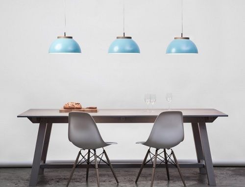 OUTLET Jasnoniebieska lampa wisząca DUB Dreizehngrad z szerokim kloszem