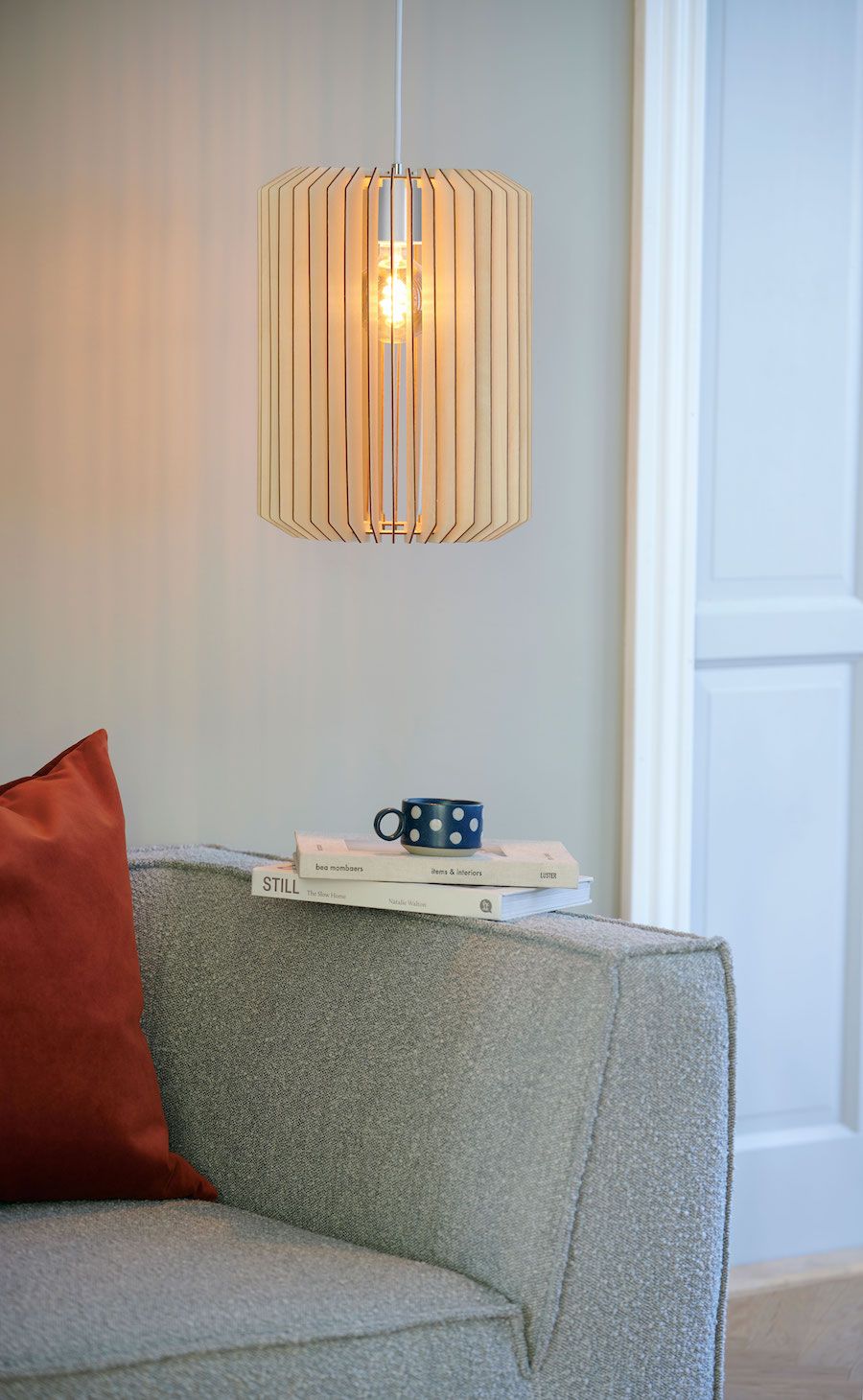 lumigo pionowa azurowa lampa wiszaca asti wykonana z drewna 4