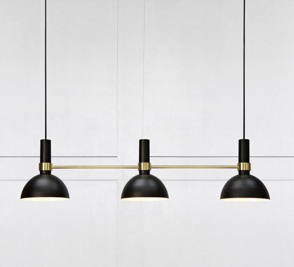 Podłużna czarna lampa wisząca Larry z eleganckimi złotymi akcentami
