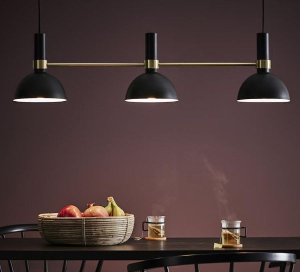 Podłużna czarna lampa wisząca Larry z eleganckimi złotymi akcentami