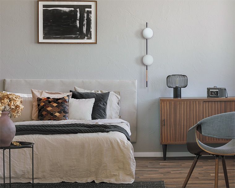 Podłużna kinkiet Tambo z dwoma mlecznymi kloszami