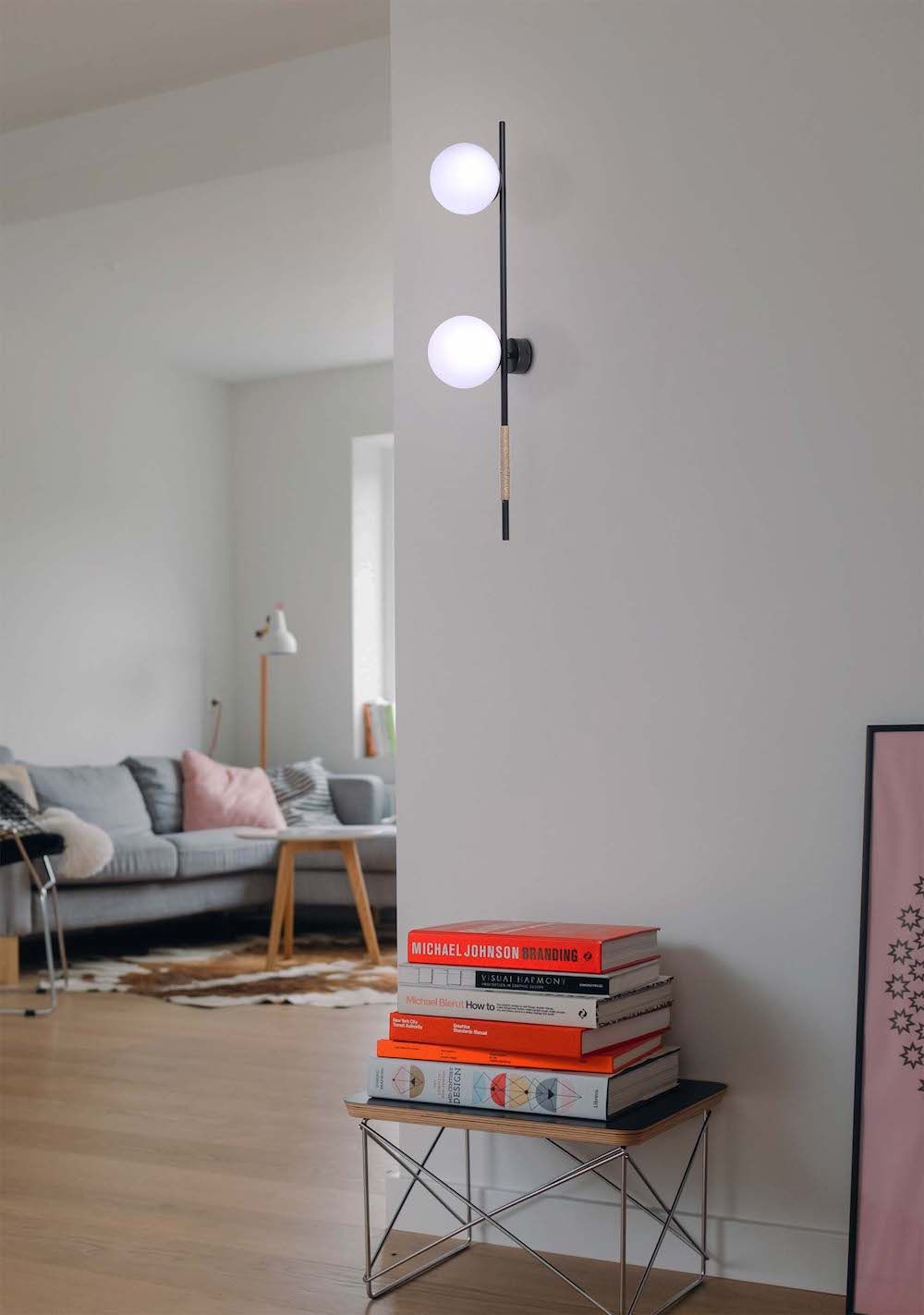 Podłużna kinkiet Tambo z dwoma mlecznymi kloszami