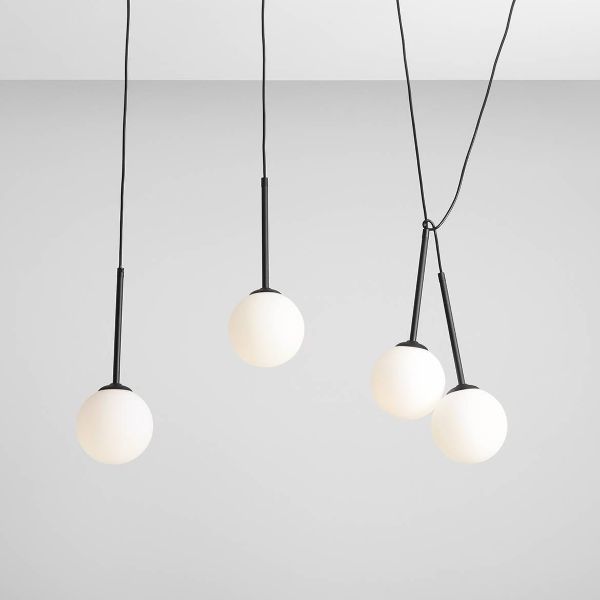 Podłużna wisząca lampa Bosso 4 z czarną oprawą i szklanymi kloszami