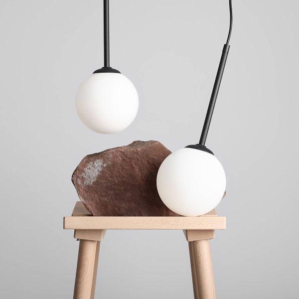 Podłużna wisząca lampa Bosso 4 z czarną oprawą i szklanymi kloszami