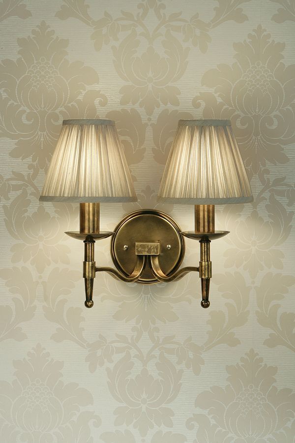 Podwójna lampa ścienna Stanford Interiors w kolorze mosiądzu
