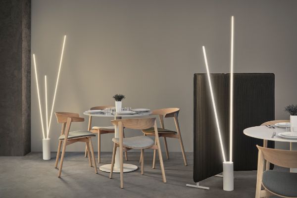 Podwójna stojąca lampa Vertical w białym wykończeniu listew