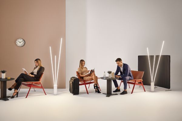 Podwójna stojąca lampa Vertical w białym wykończeniu listew