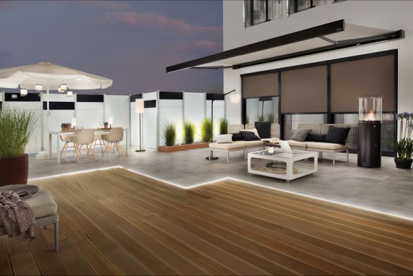 Przenośna lampa Clutch z możliwością ściemniania, ładowana przez USB, o klasie szczelności IP44