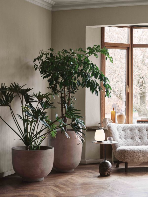 Przenośna lampa Lucca SC51 w kolorze czarnym z mlecznym kloszem