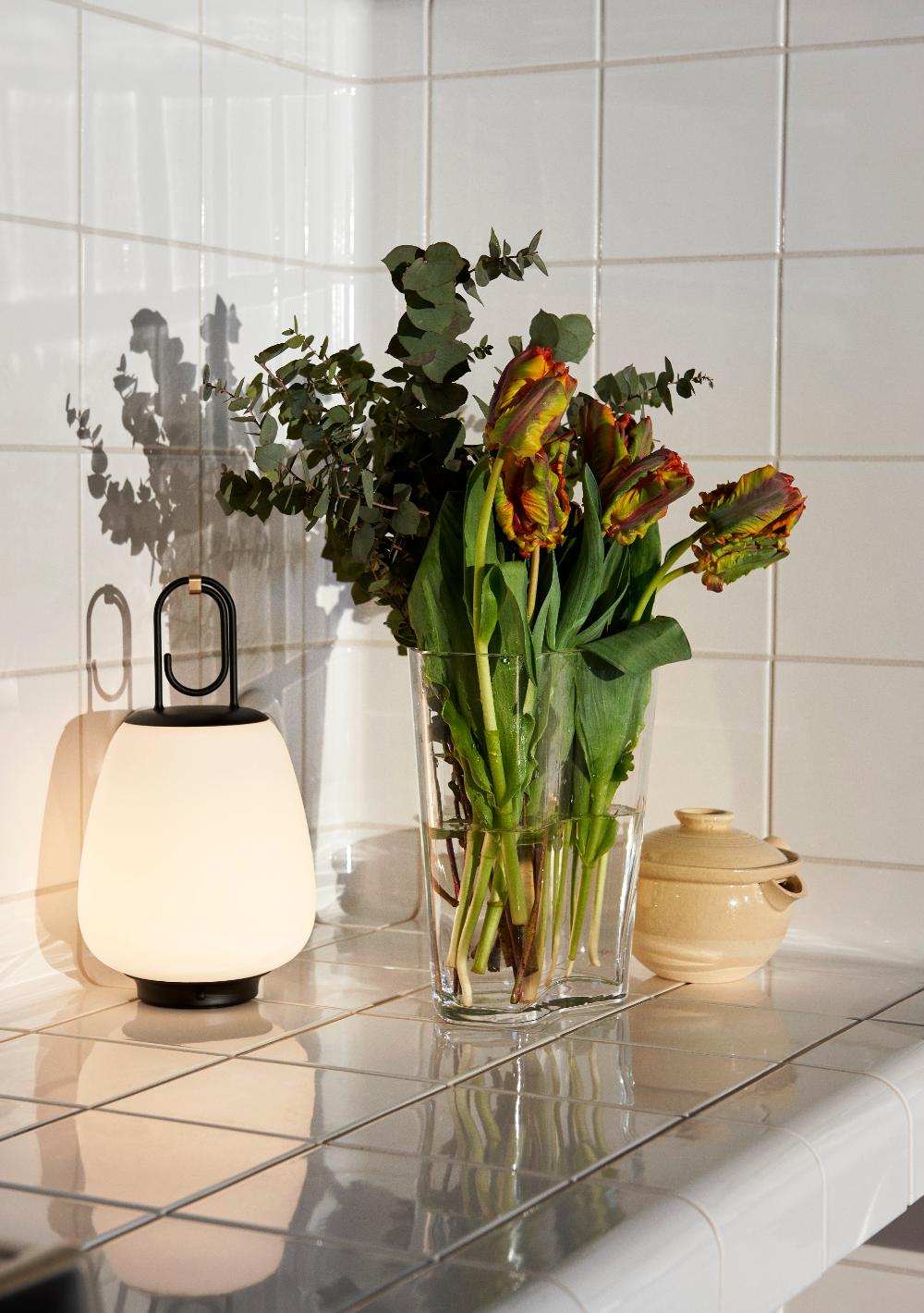 Przenośna lampa Lucca SC51 w kolorze czarnym z mlecznym kloszem