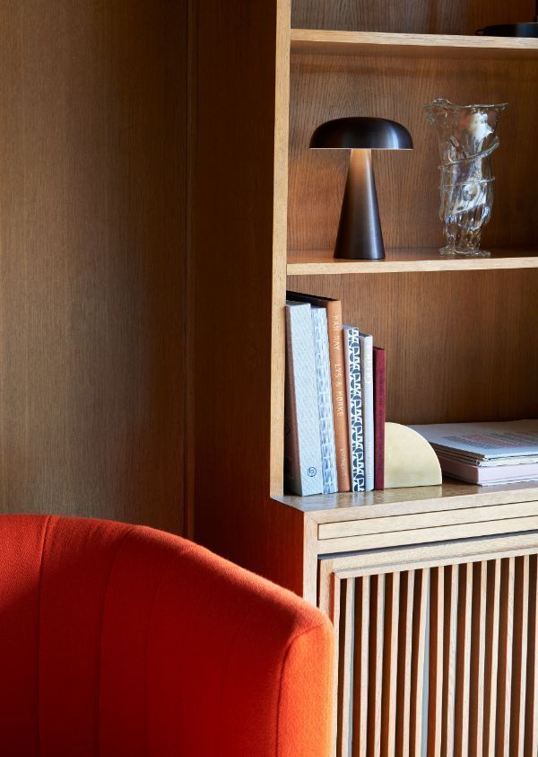 Przenośna lampa stołowa Como SC53 zasilana przez USB i wyposażona w ściemniacz