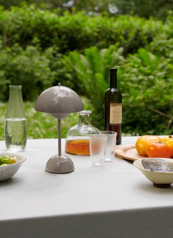 Przenośna lampa stołowa Flowerpot VP9 w odcieniu beżowej szarości