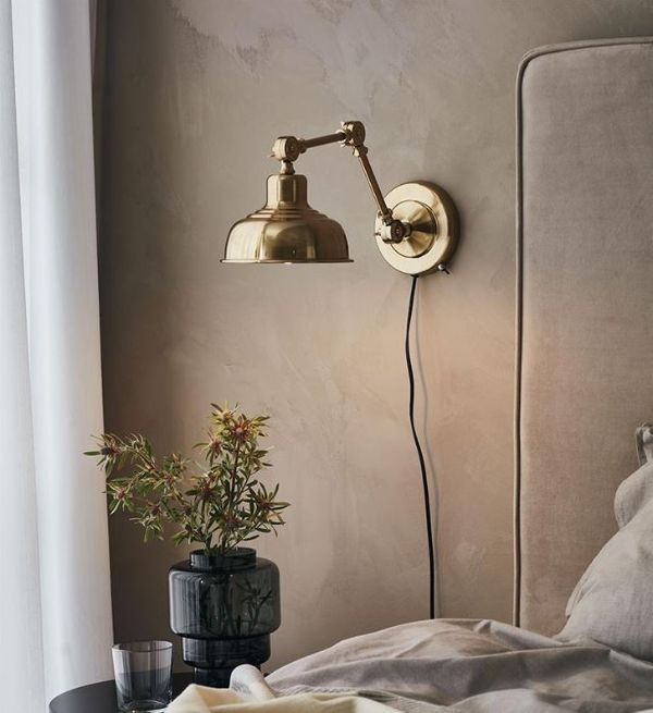 Regulowany kinkiet Grimstad w odcieniu ciemnego złota