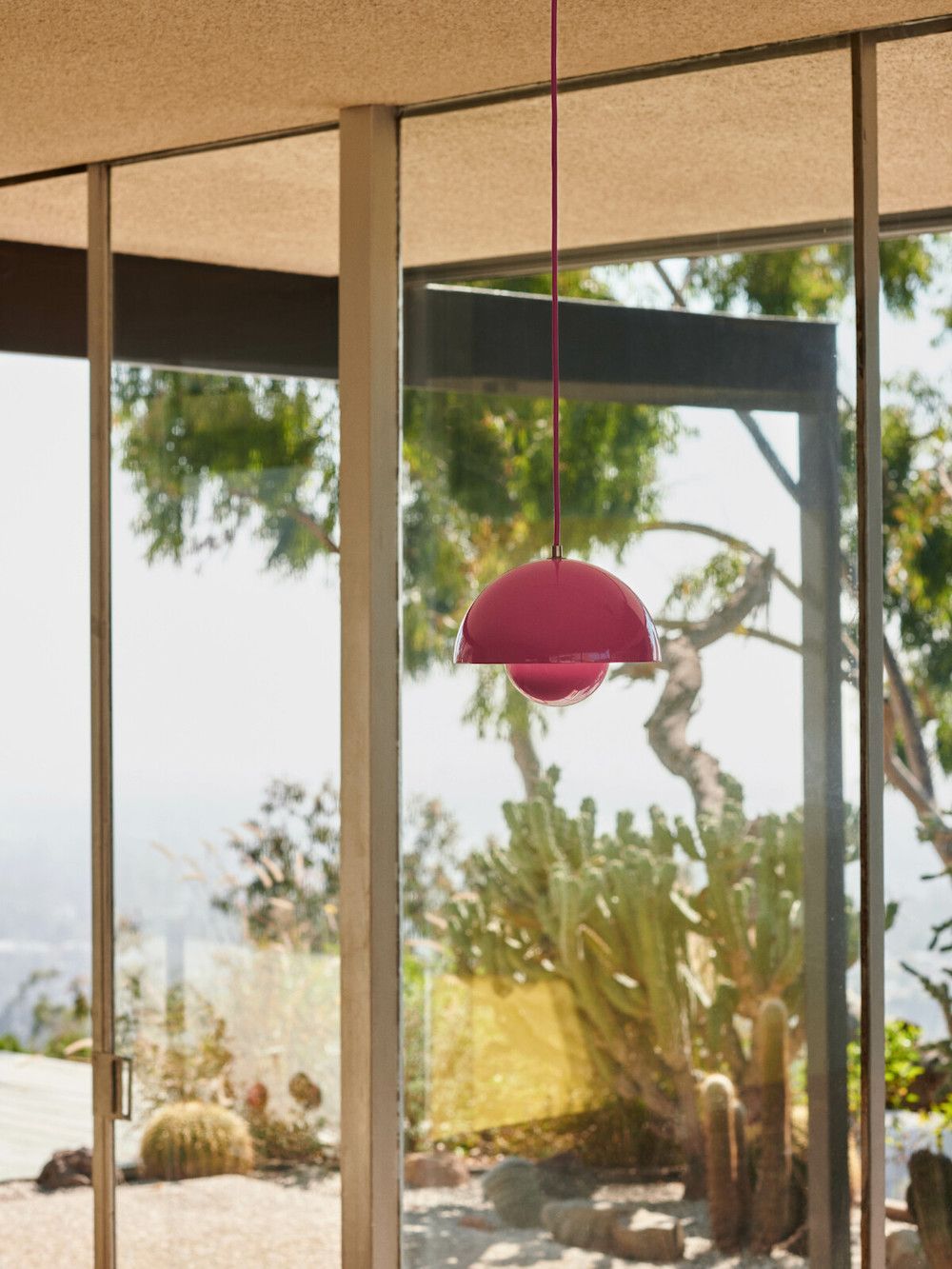 Różowa, wisząca lampa Flowerpot VP1 o średnicy 23 cm