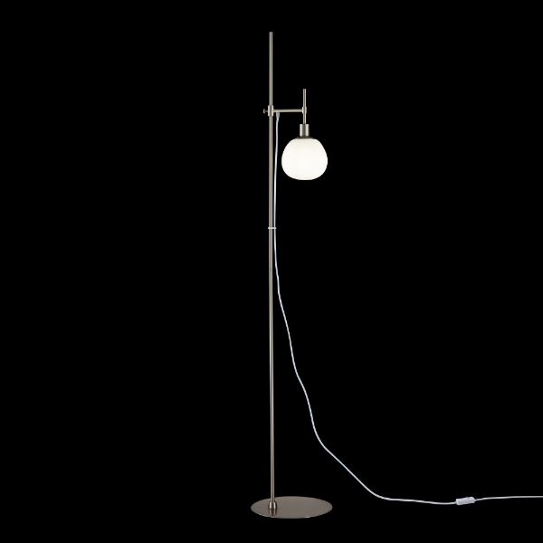 Srebrna lampa podłogowa Erich z mlecznym, szklanym kloszem