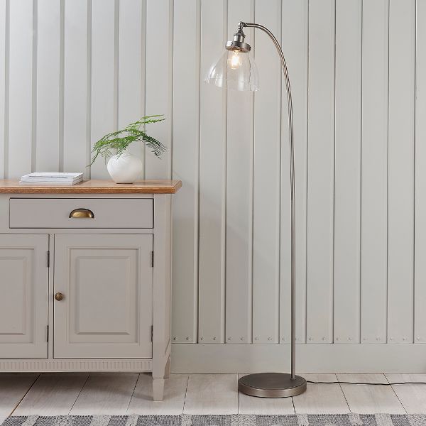 Srebrna lampa podłogowa Hansen z kloszem wykonanym ze szkła