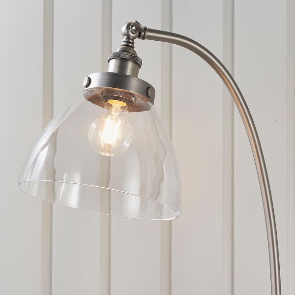 Srebrna lampa podłogowa Hansen z kloszem wykonanym ze szkła