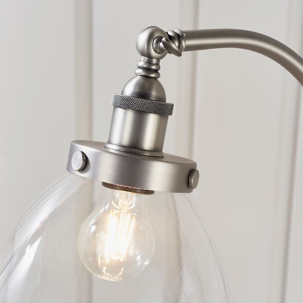 Srebrna lampa podłogowa Hansen z kloszem wykonanym ze szkła