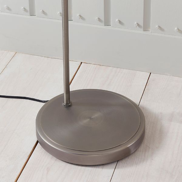 Srebrna lampa podłogowa Hansen z kloszem wykonanym ze szkła