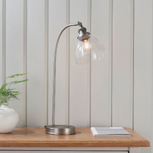 Srebrna lampa stołowa Hansen z retro szklanym kloszem