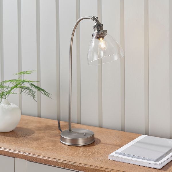 Srebrna lampa stołowa Hansen z retro szklanym kloszem