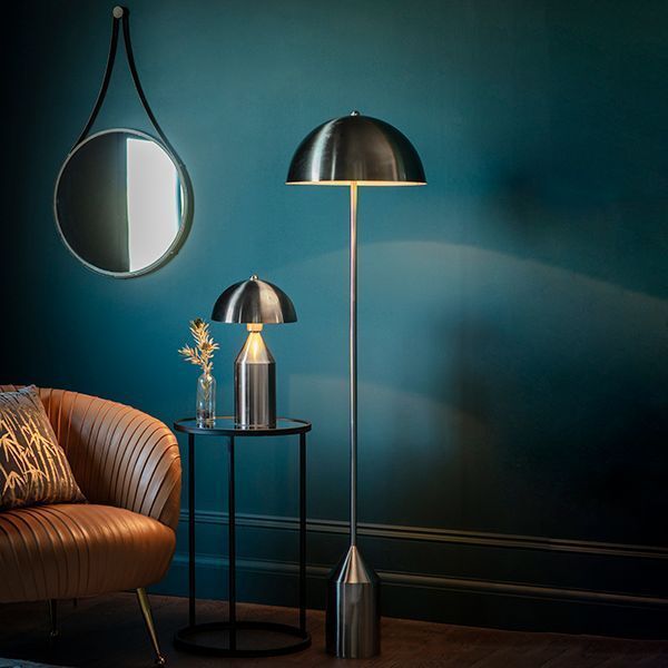 Srebrna lampa stołowa Nova o nowoczesnym designie znakomicie dopełni każde wnętrze