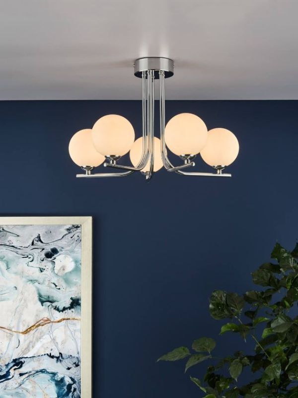 Srebrna lampa wisząca Cradle 5 z mlecznymi kloszami do salonu