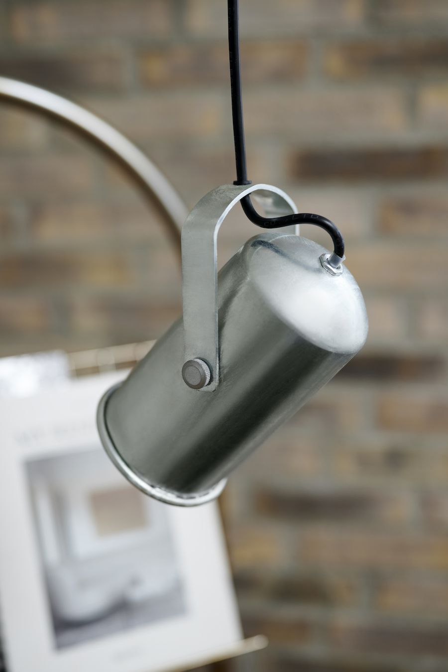 Srebrna lampa wisząca Porter w stylu industrialnym