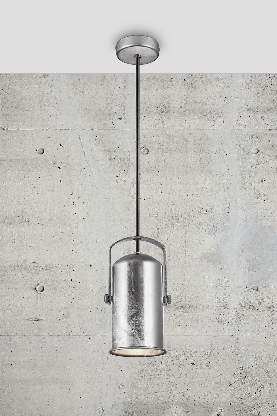 Srebrna lampa wisząca Porter w stylu industrialnym