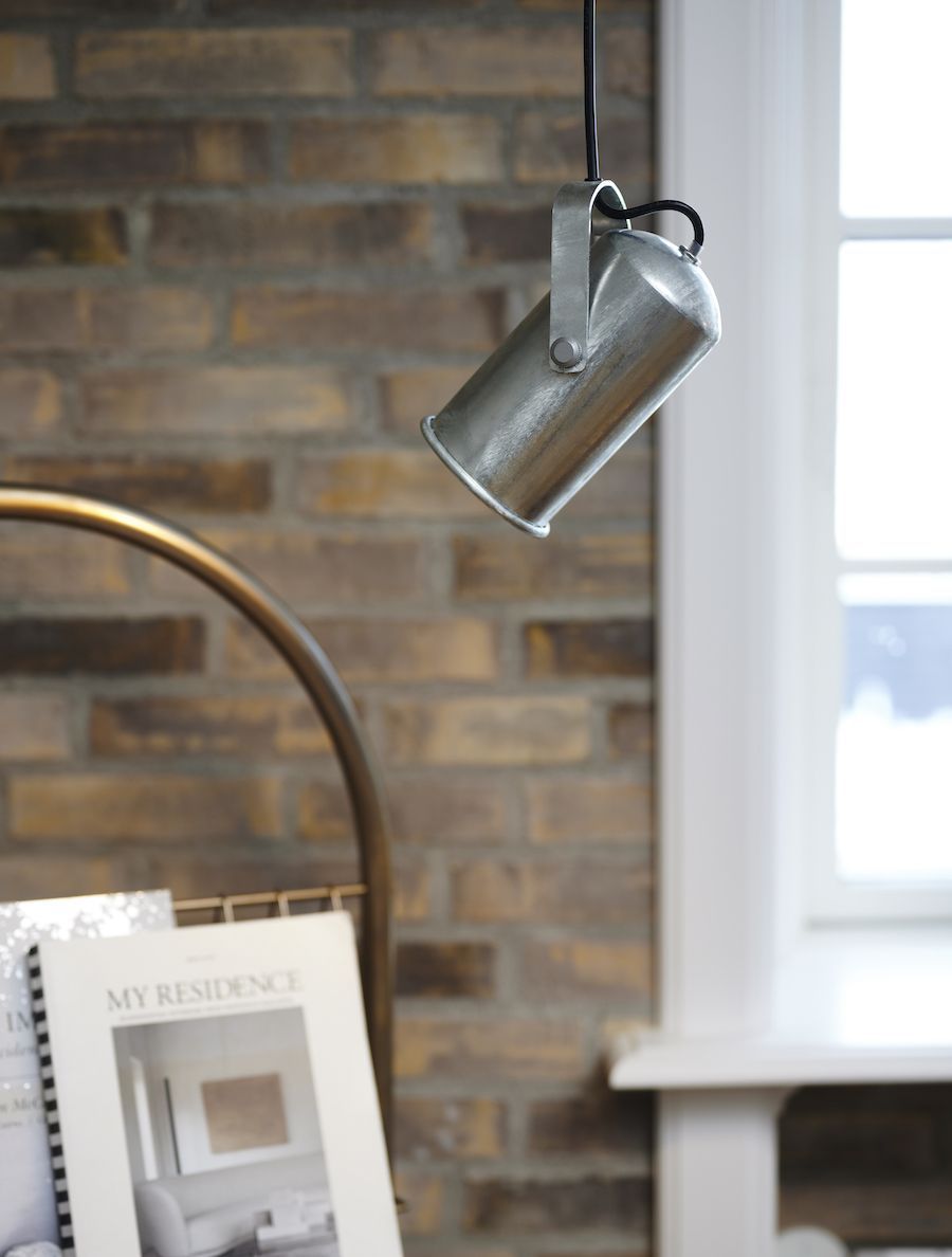 Srebrna lampa wisząca Porter w stylu industrialnym