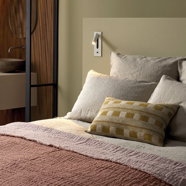 Srebrny kinkiet Fuse 3 z oświetleniem LED i portem USB