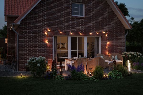 Stojąca lampa Kosz Plug&Shine M z kloszem z rattanu