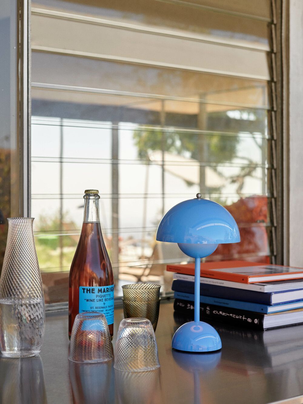 Stołowa lampa Flowerpot VP9 w kolorze Swim Blue z zasilaniem USB