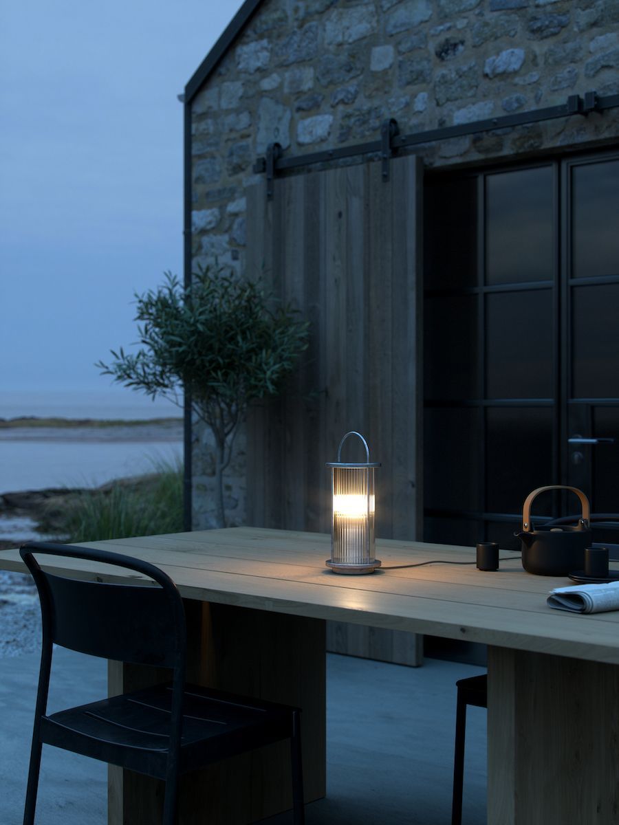 Stołowa lampa Linton z ryflowanym kloszem i klasą szczelności IP54