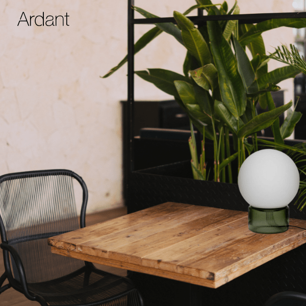 Stołowa lampa Sphere z zieloną podstawą