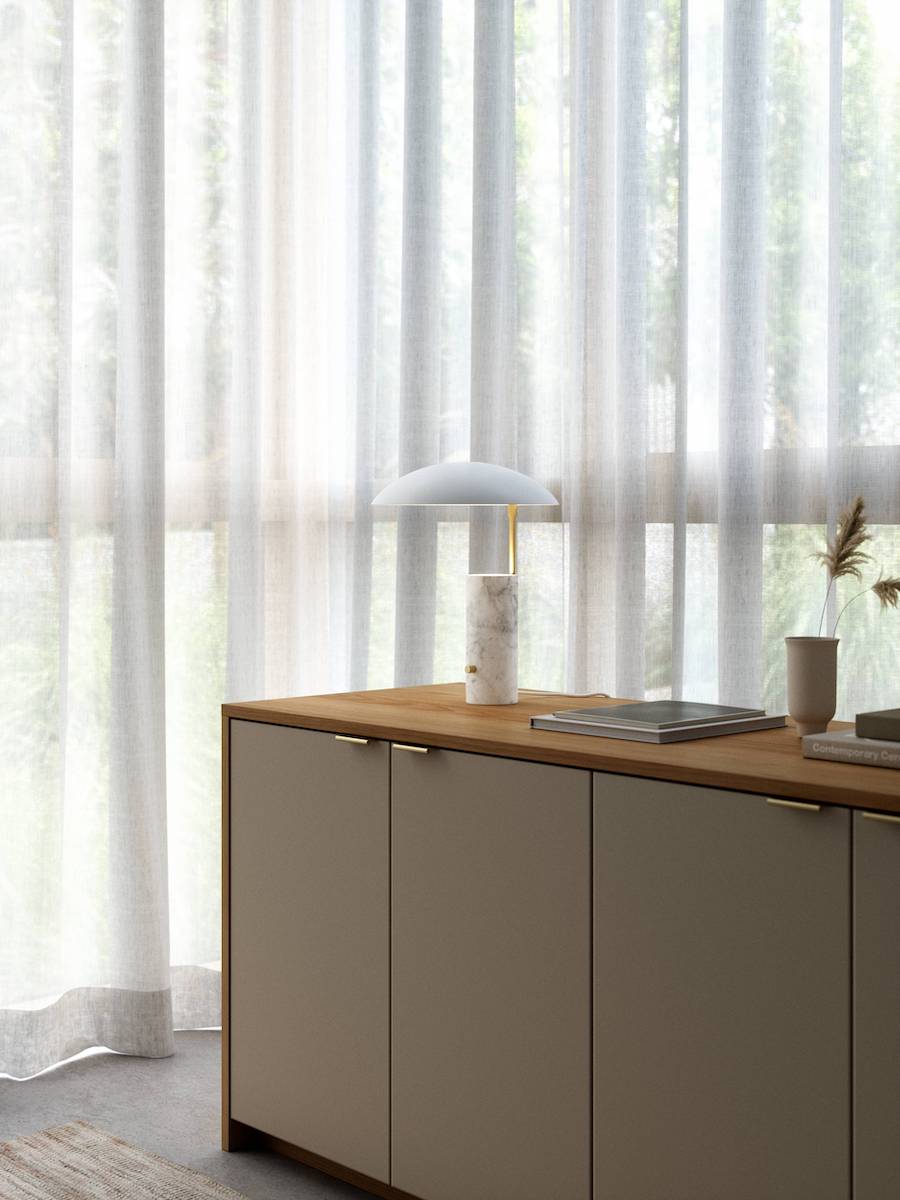 Stylowa biała lampa stołowa Mademoiselles z marmurową podstawą