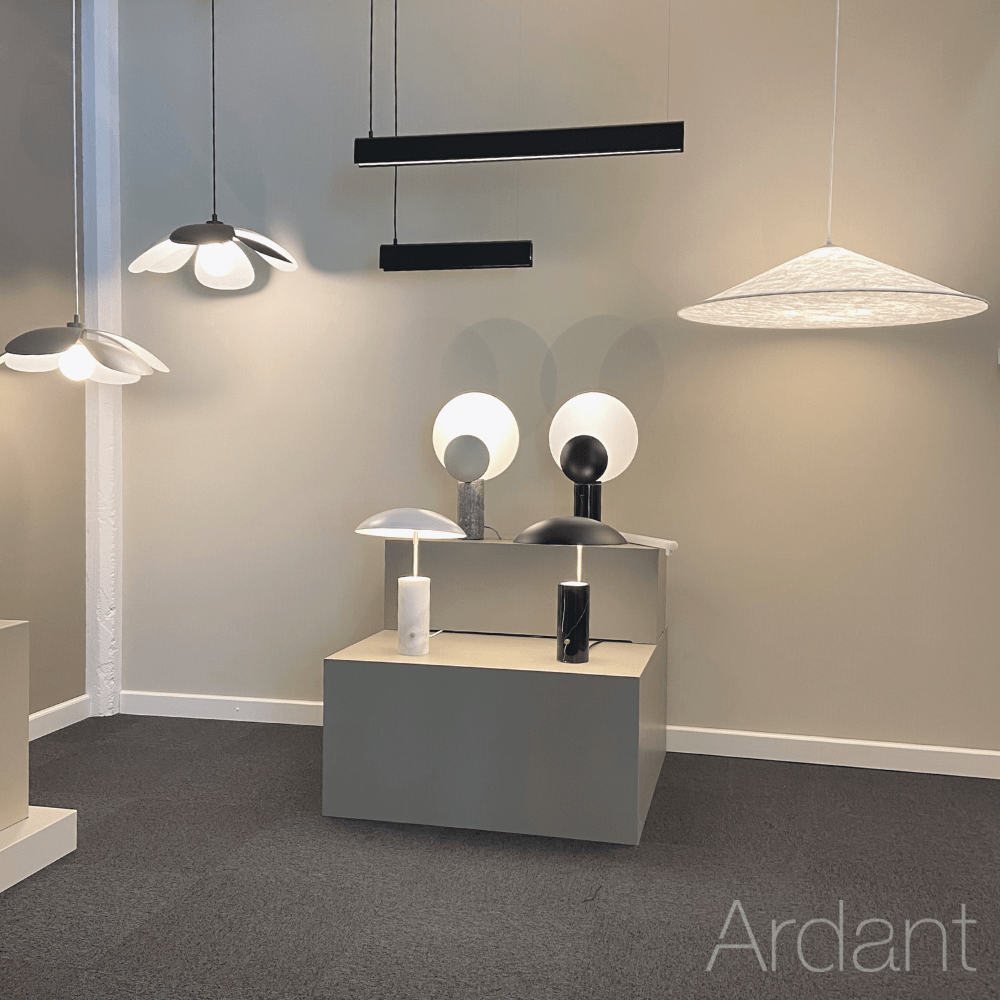 Stylowa biała lampa stołowa Mademoiselles z marmurową podstawą