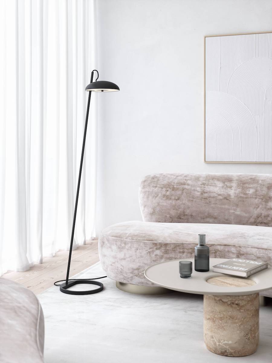 Stylowa czarna lampa podłogowa Versale od DFTP