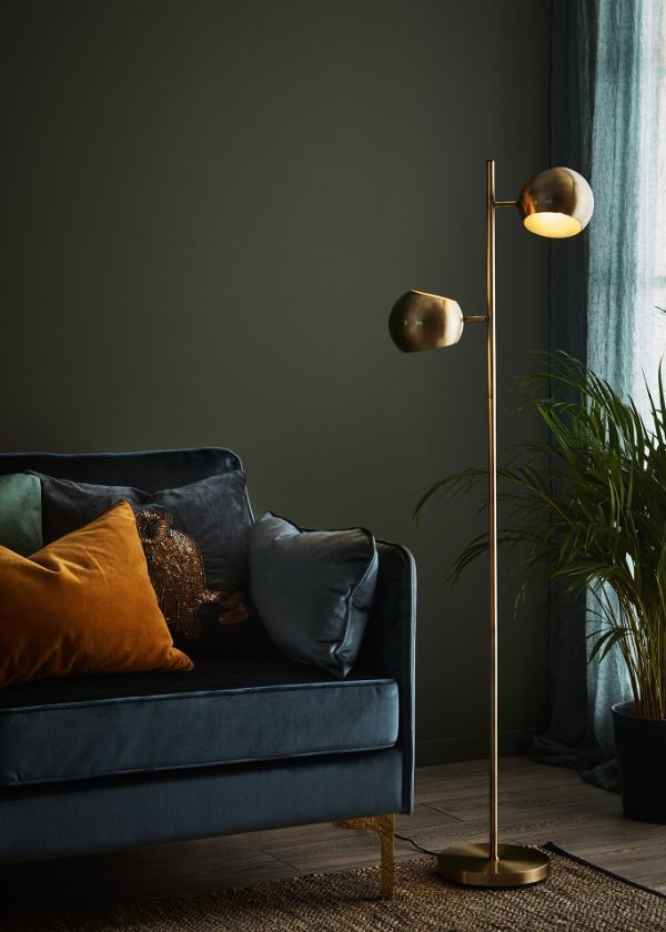 Stylowa lampa podłogowa Edgar z dwoma kloszami w odcieniu złotej patyny