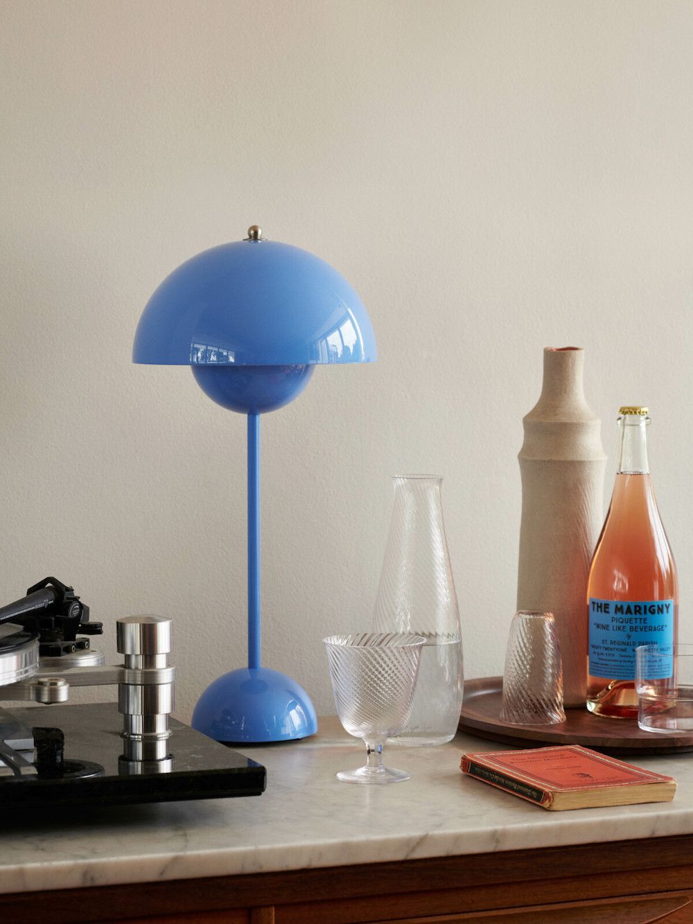 Stylowa lampa stołowa Flowerpot VP3 w odcieniu Swim Blue