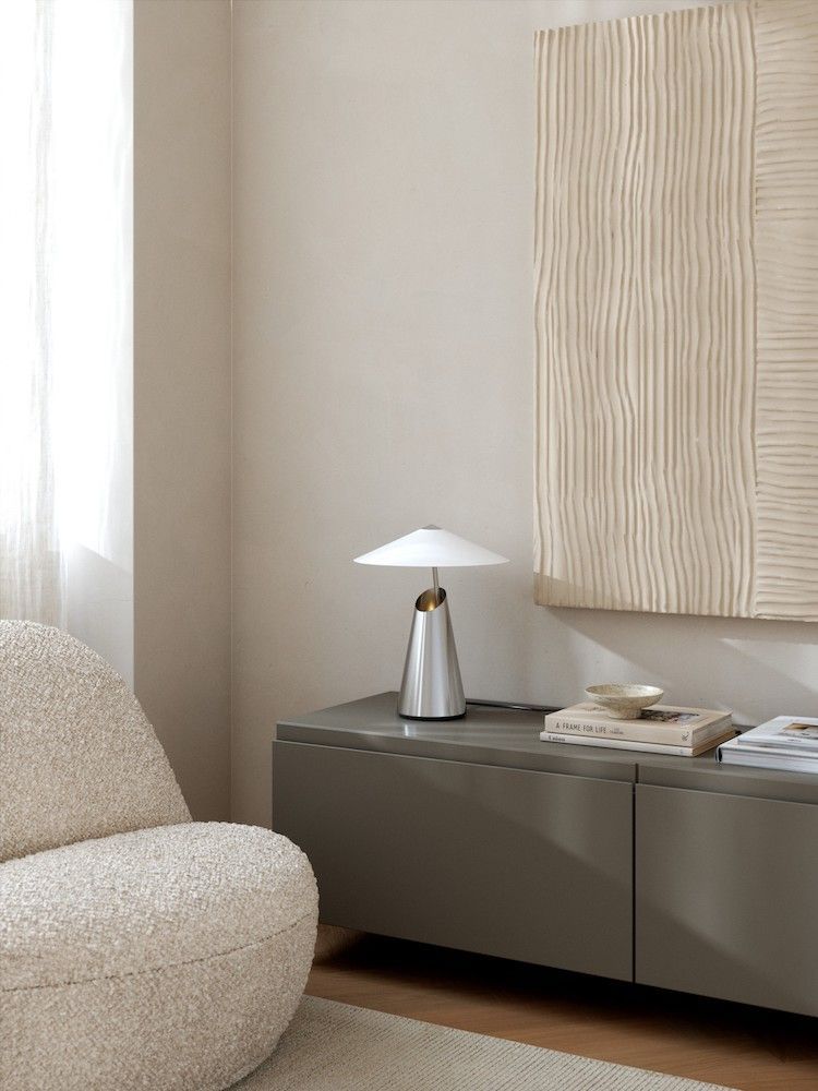 Stylowa lampa stołowa Taido w chromowanym wykończeniu