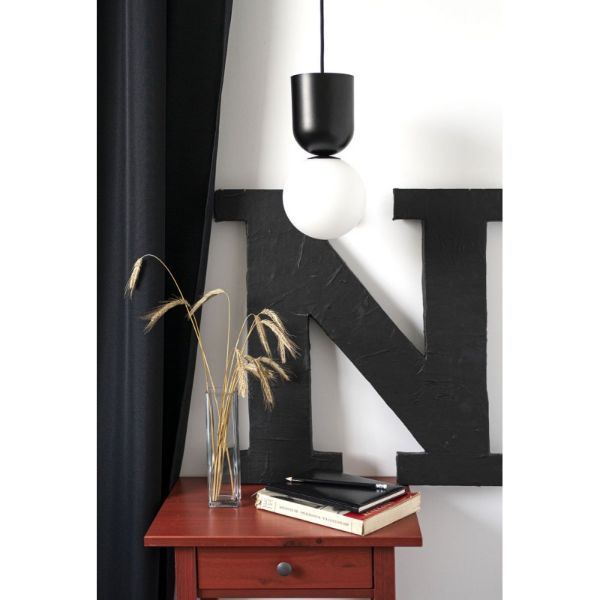 Stylowa lampa wisząca Luoti w eleganckim połączeniu bieli i czerni