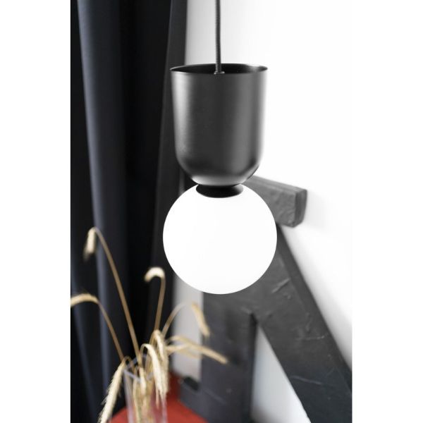 Stylowa lampa wisząca Luoti w eleganckim połączeniu bieli i czerni