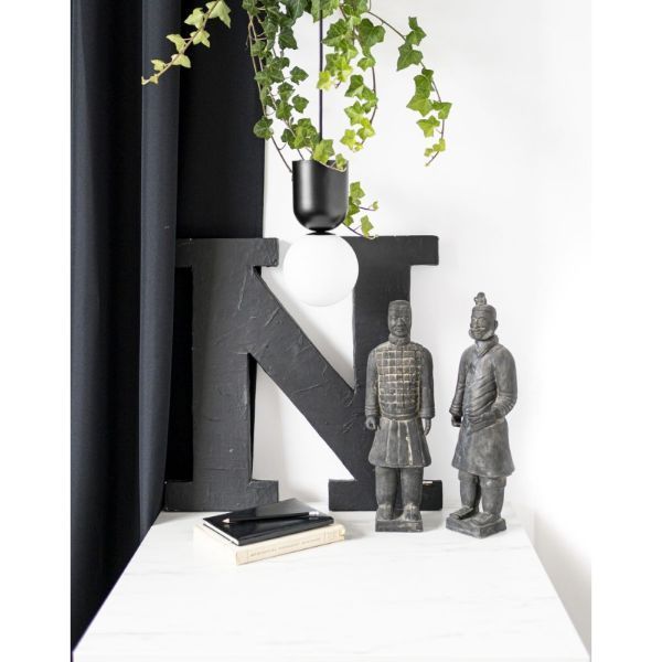 Stylowa lampa wisząca Luoti w eleganckim połączeniu bieli i czerni