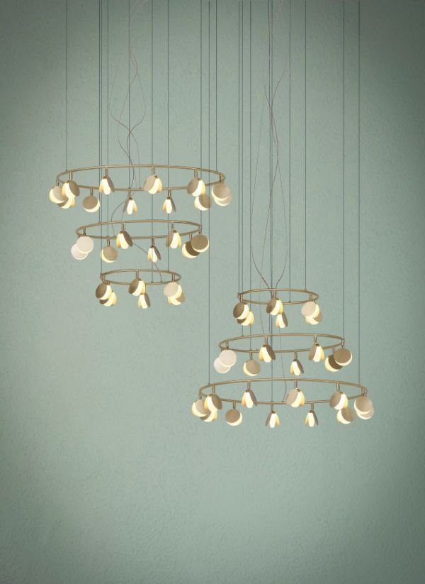 Stylowa lampa wisząca Shell w satynowym złocie z oświetleniem LED