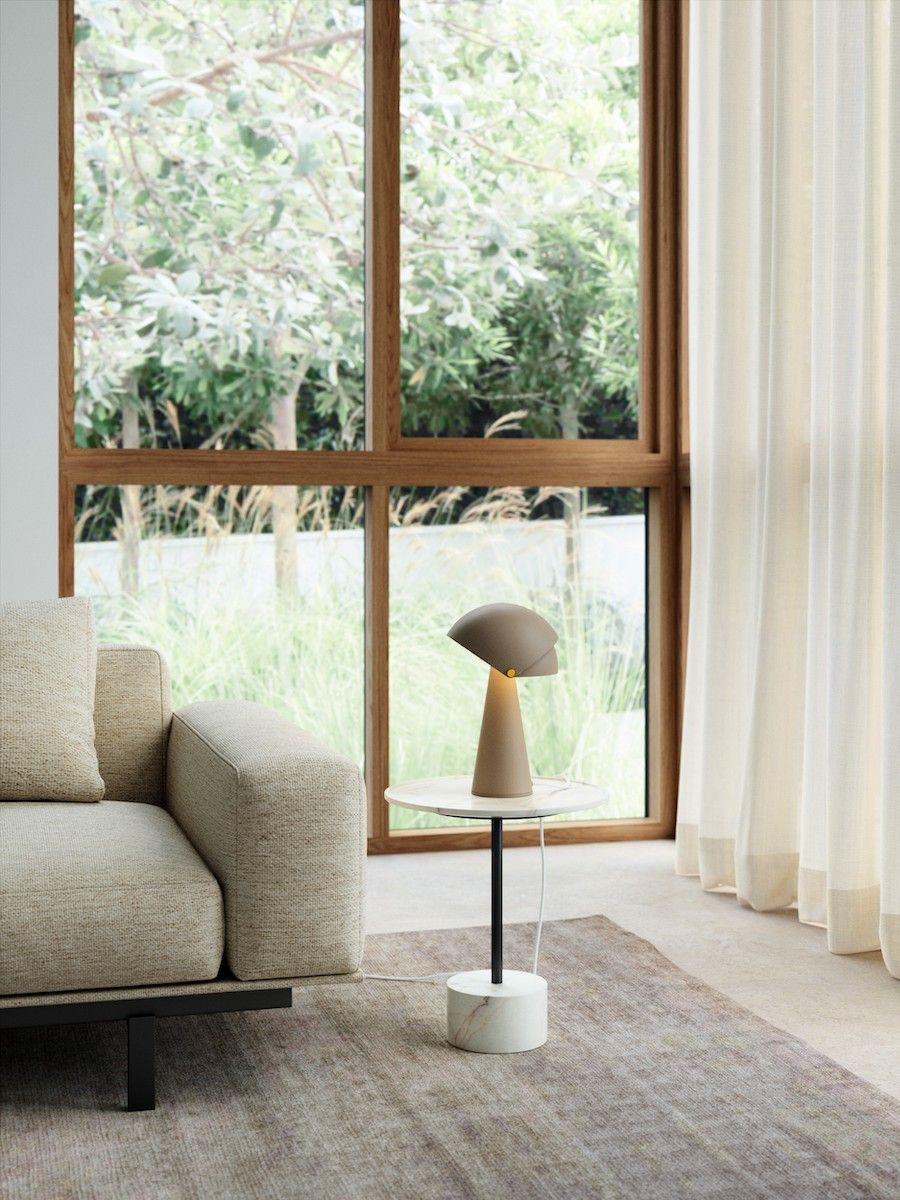 Stylowa matowa brązowa lampa stołowa Align od DFTP