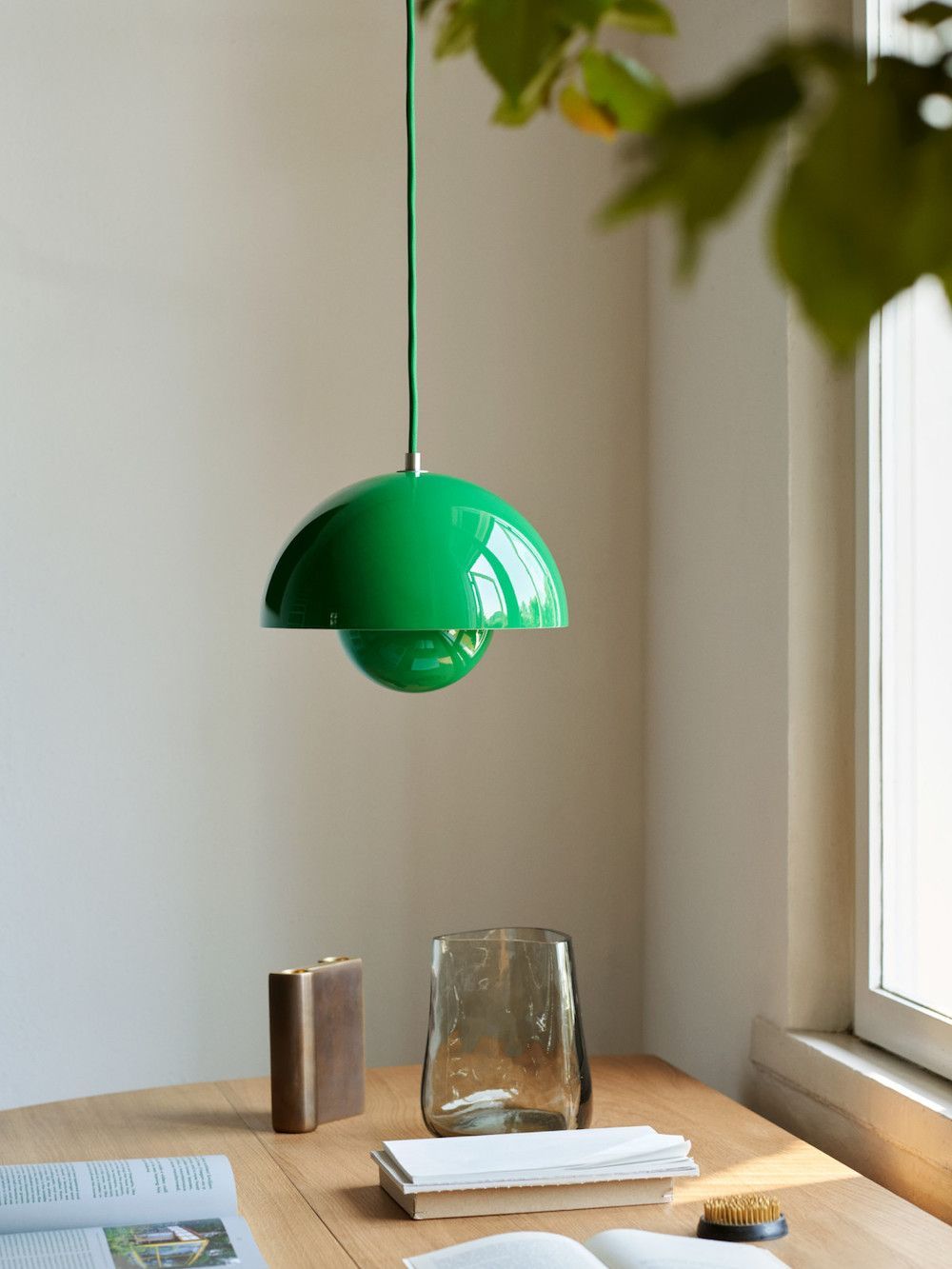 Stylowa wisząca lampa Flowerpot VP1 w kolorze Signal Green o średnicy 23 cm