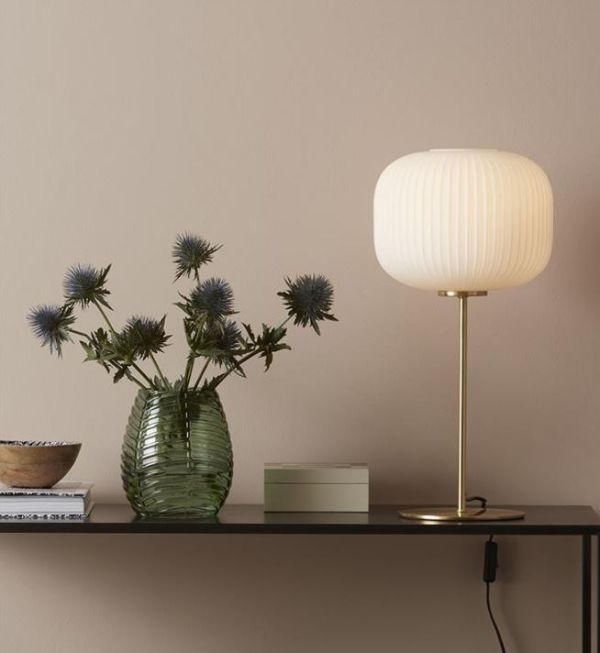 Stylowa złota lampa stołowa Sober z szklanym kloszem