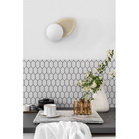 Stylowy kinkiet Fyllo ze złotym wykończeniem i szklanym kloszem